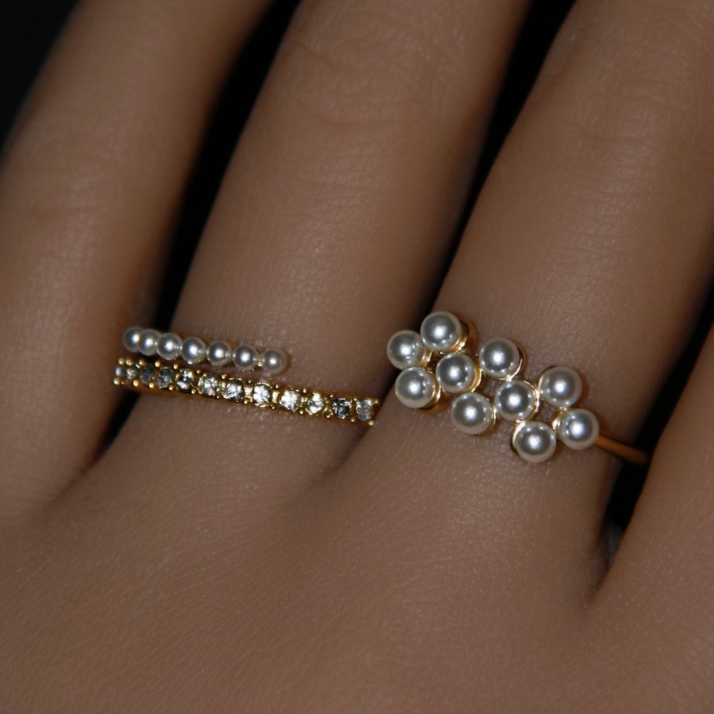 SHINY HUGGIE PEARL RING